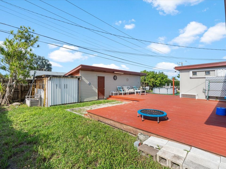 For Sale: $715,000 (3 beds, 2 baths, 1986 Square Feet)