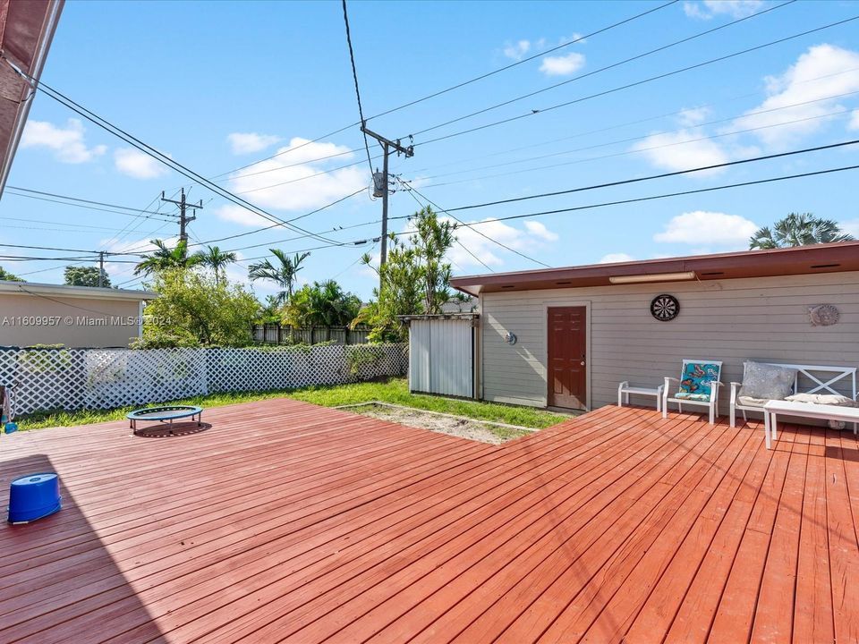 For Sale: $715,000 (3 beds, 2 baths, 1986 Square Feet)