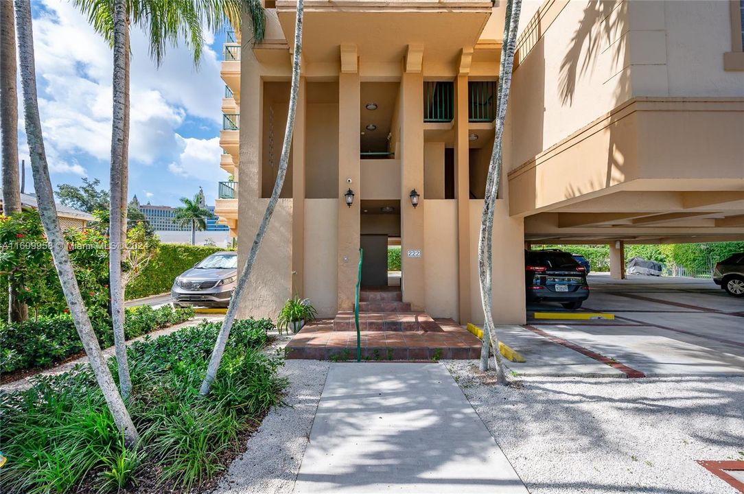 Active With Contract: $2,900 (2 beds, 2 baths, 1100 Square Feet)