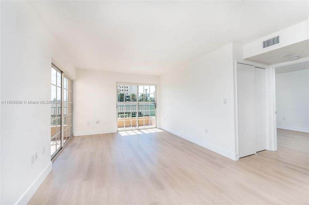 Active With Contract: $2,900 (2 beds, 2 baths, 1100 Square Feet)