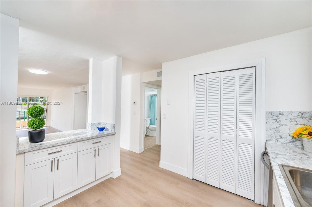 Active With Contract: $2,900 (2 beds, 2 baths, 1100 Square Feet)