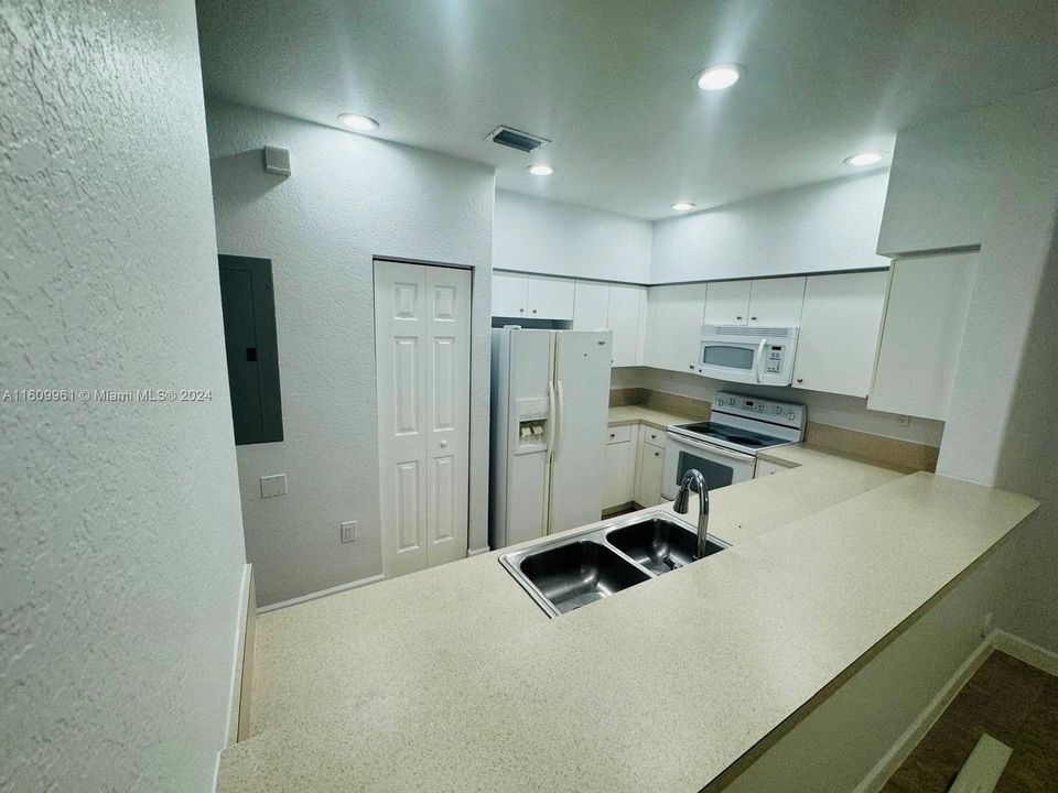 For Rent: $2,900 (2 beds, 2 baths, 1450 Square Feet)