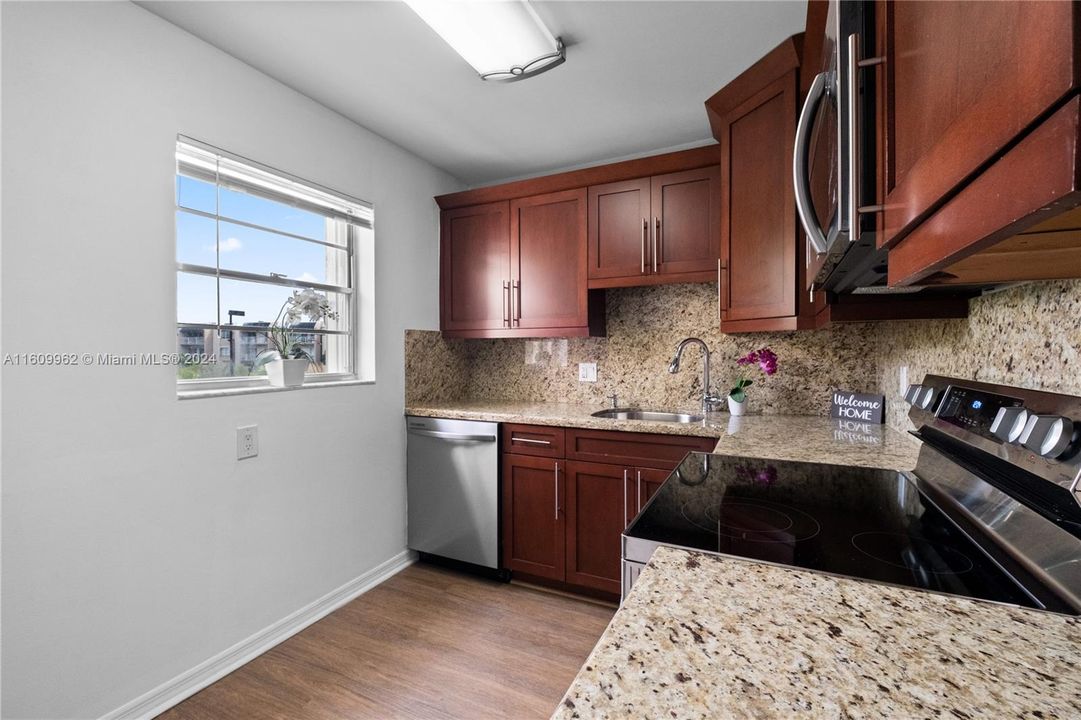 For Sale: $263,000 (1 beds, 1 baths, 715 Square Feet)