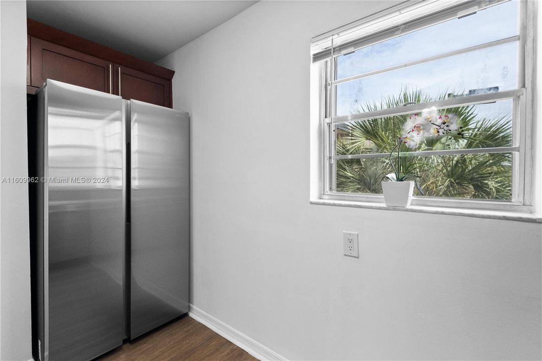 For Sale: $263,000 (1 beds, 1 baths, 715 Square Feet)