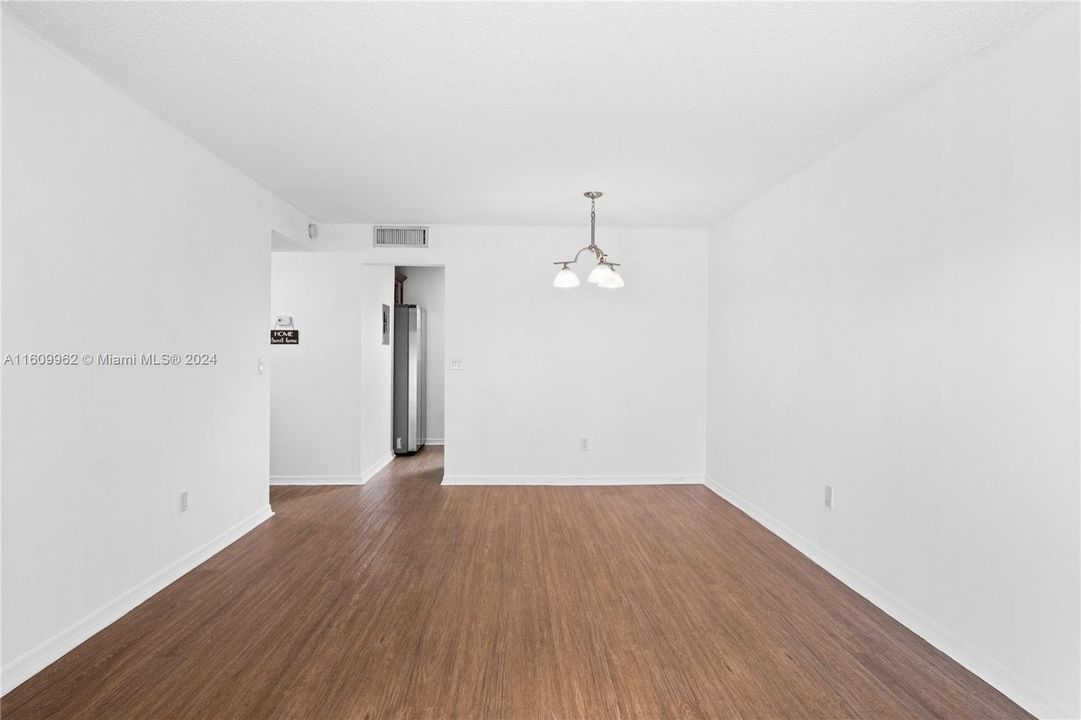 For Sale: $263,000 (1 beds, 1 baths, 715 Square Feet)