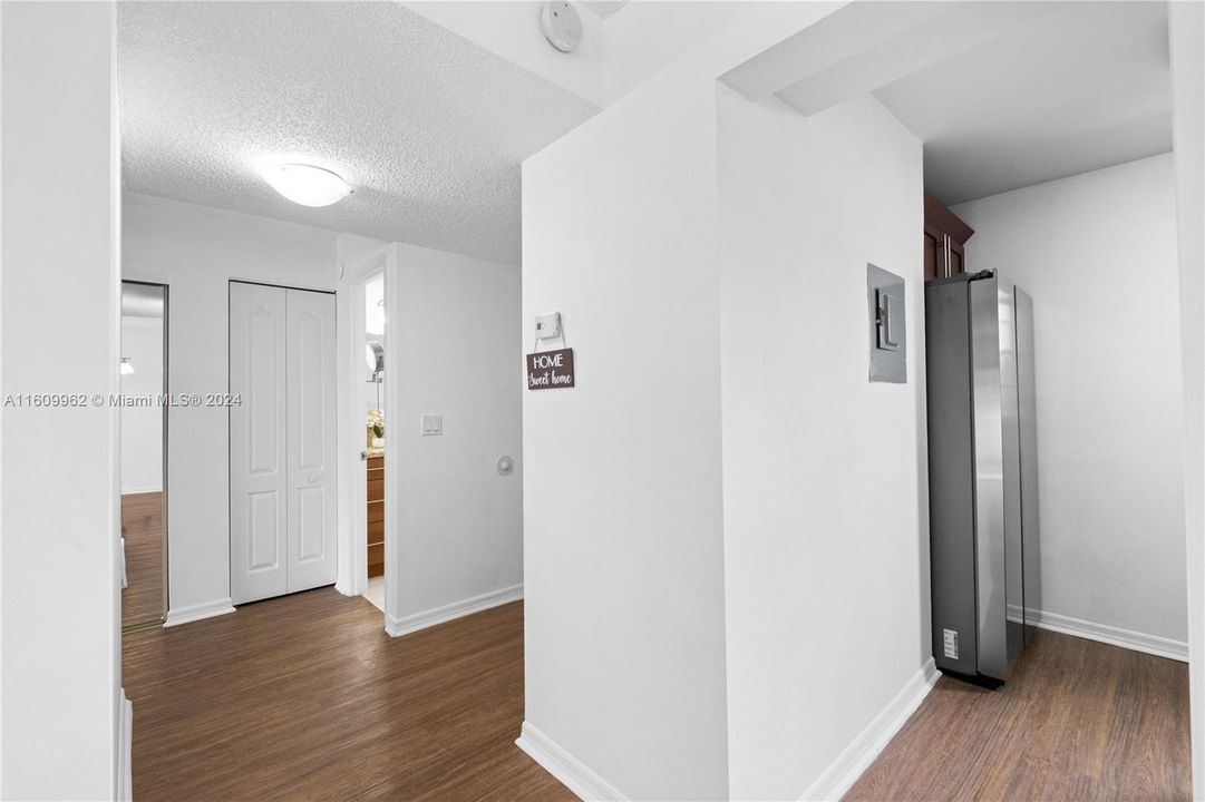 For Sale: $263,000 (1 beds, 1 baths, 715 Square Feet)