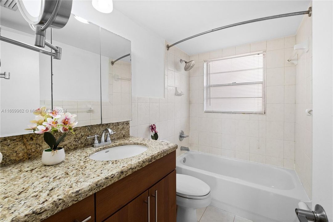 For Sale: $263,000 (1 beds, 1 baths, 715 Square Feet)