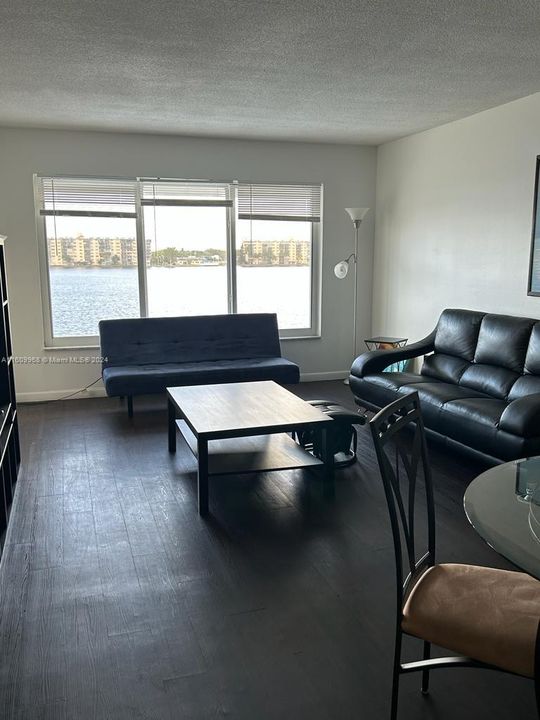 For Sale: $198,000 (1 beds, 1 baths, 830 Square Feet)