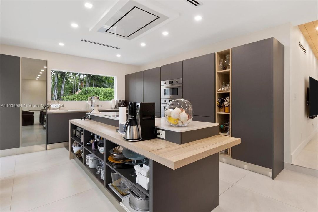 Active With Contract: $3,700,000 (4 beds, 2 baths, 2611 Square Feet)