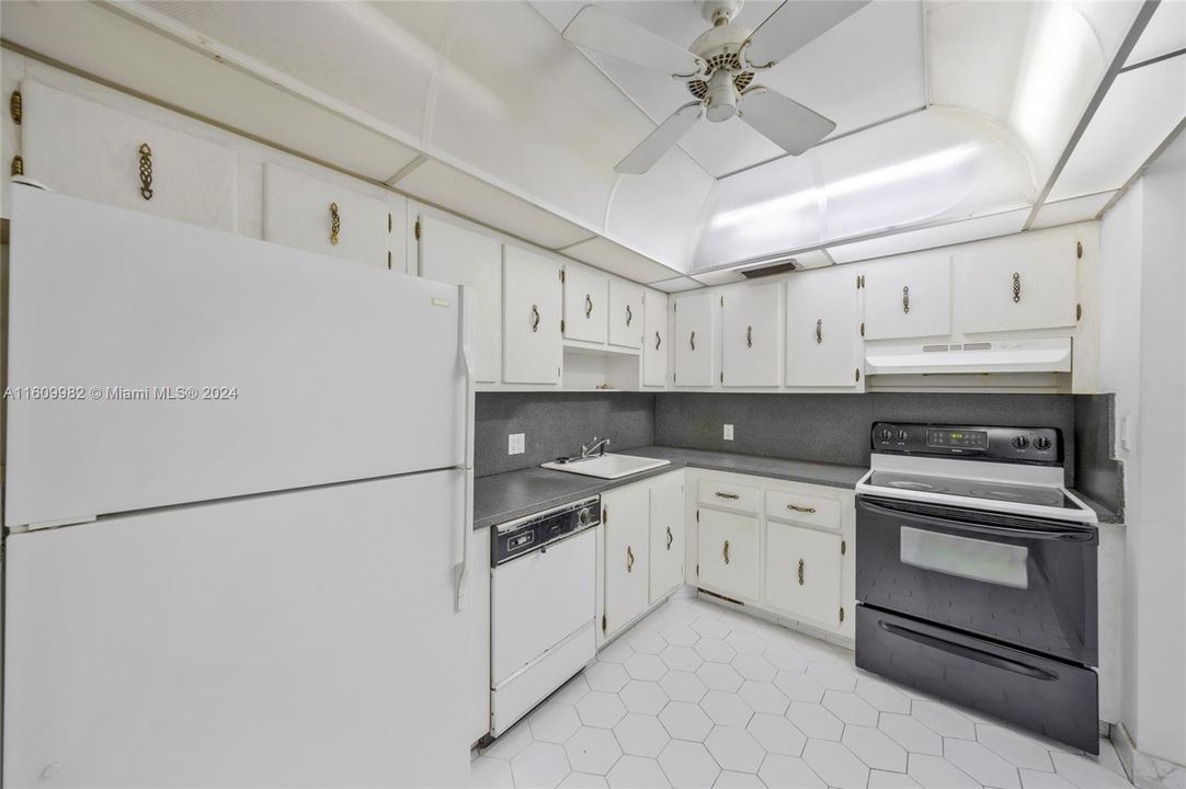 For Sale: $349,900 (2 beds, 2 baths, 1313 Square Feet)