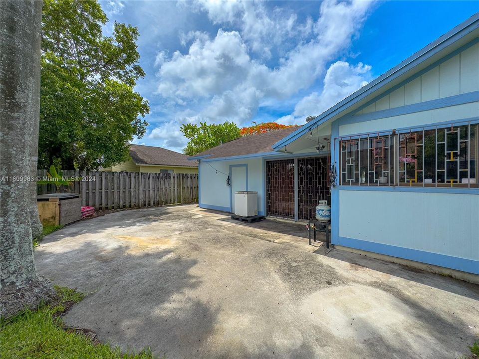 Active With Contract: $540,000 (3 beds, 2 baths, 1269 Square Feet)