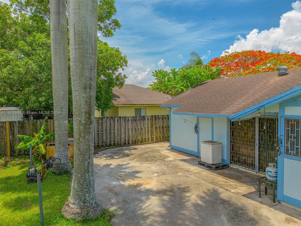 Active With Contract: $540,000 (3 beds, 2 baths, 1269 Square Feet)