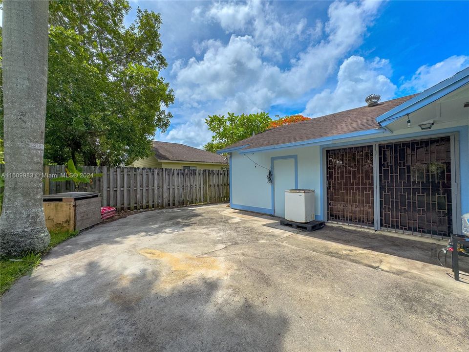 Active With Contract: $540,000 (3 beds, 2 baths, 1269 Square Feet)