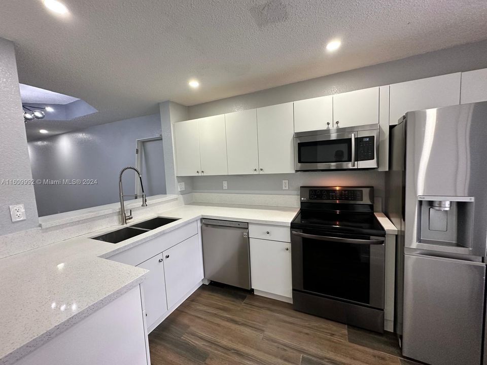 Recently Rented: $3,000 (3 beds, 2 baths, 1150 Square Feet)