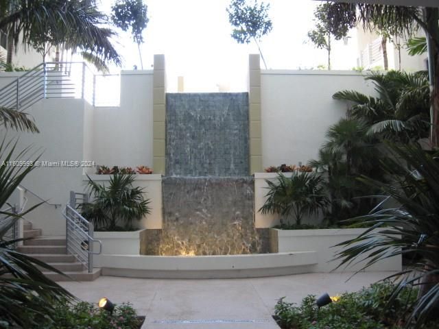 Courtyard / fountain adjacent to lobby