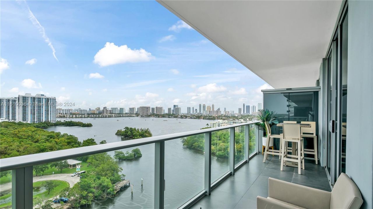 En Venta: $684,999 (2 camas, 2 baños, 1108 Pies cuadrados)