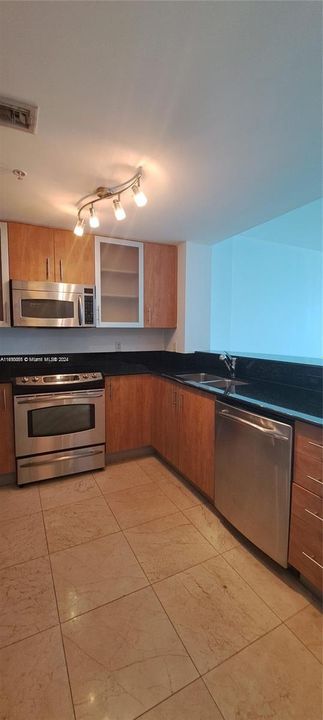 For Rent: $2,900 (1 beds, 1 baths, 900 Square Feet)