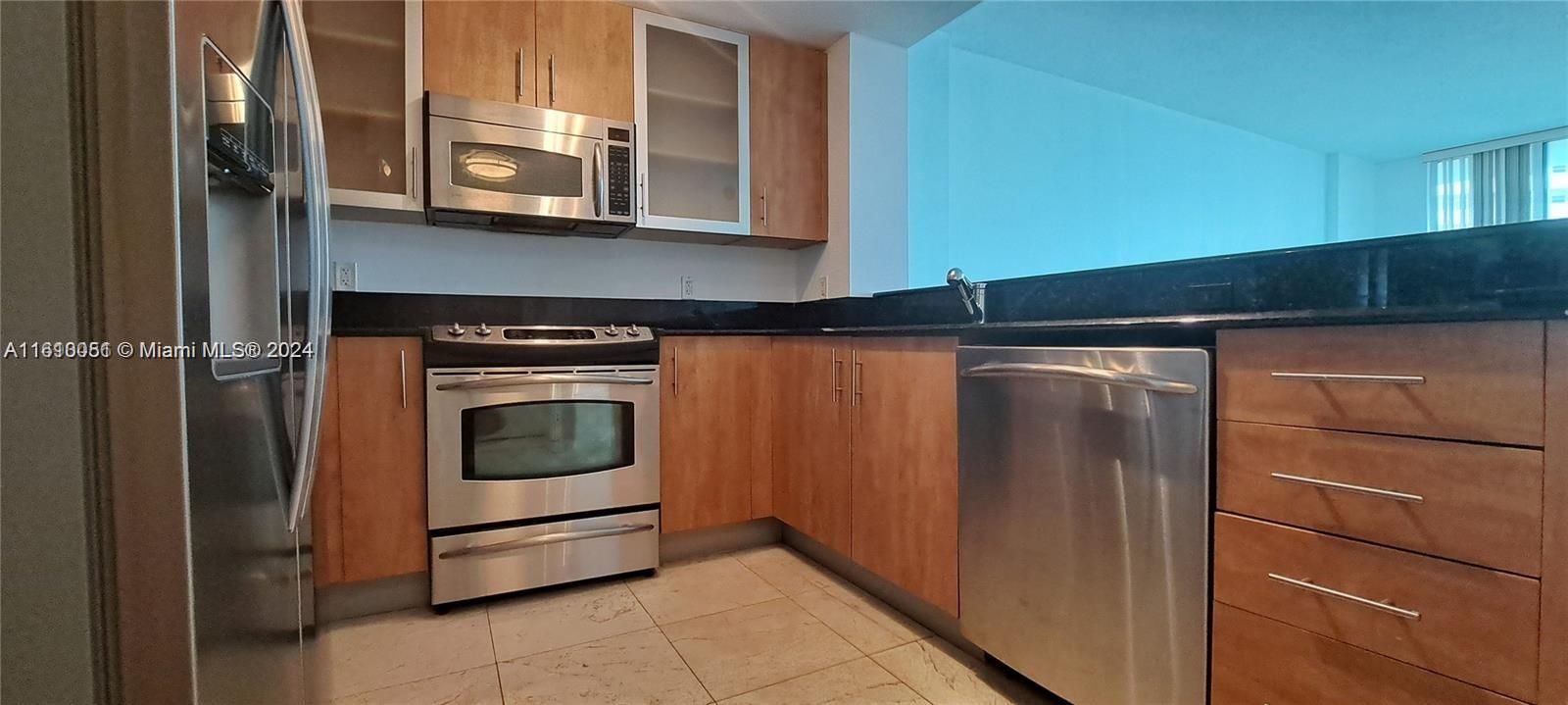 For Rent: $2,900 (1 beds, 1 baths, 900 Square Feet)