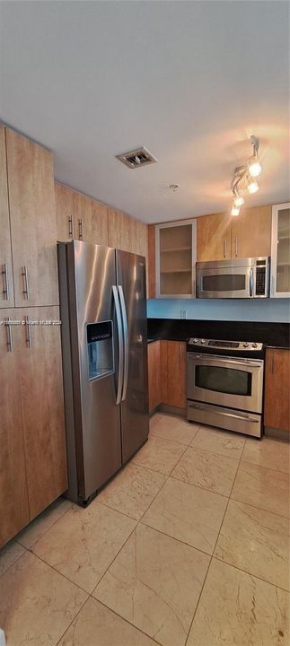 For Rent: $2,900 (1 beds, 1 baths, 900 Square Feet)