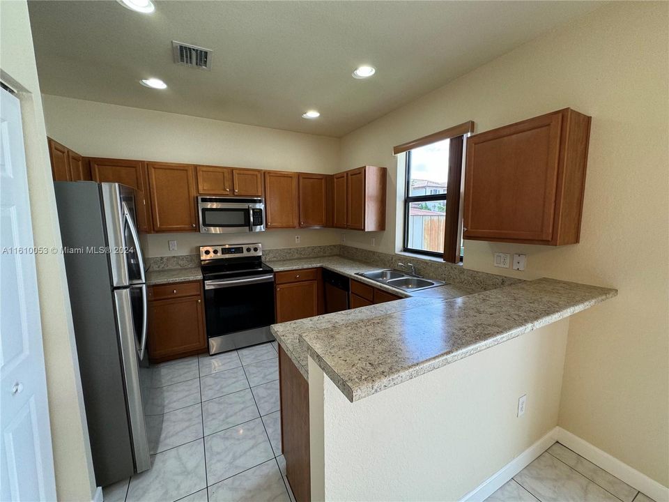 For Rent: $3,800 (3 beds, 2 baths, 1592 Square Feet)