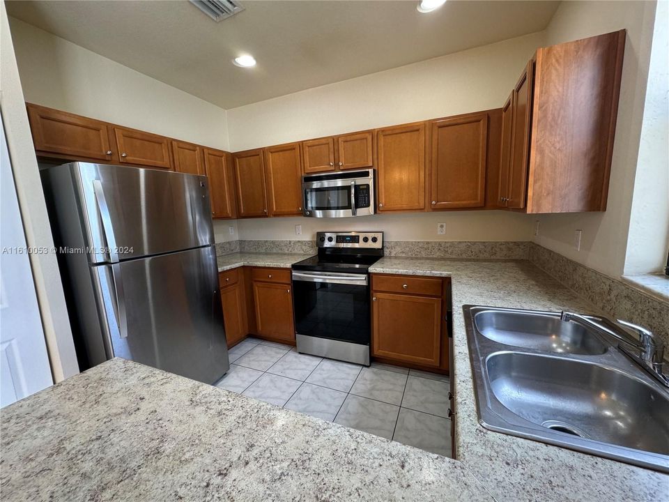 For Rent: $3,800 (3 beds, 2 baths, 1592 Square Feet)