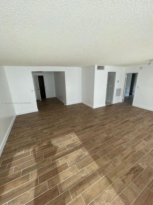 Large foyer entrance leading into the livingr oom and dining room area