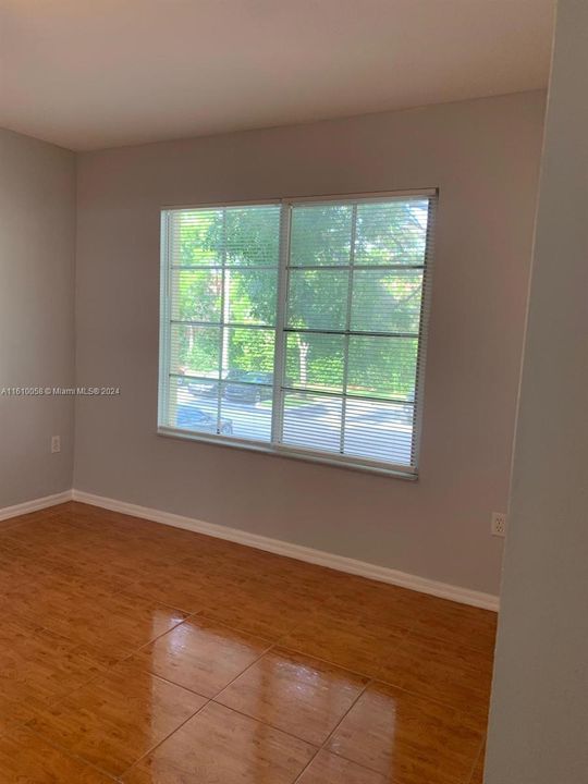 Active With Contract: $1,700 (1 beds, 1 baths, 760 Square Feet)