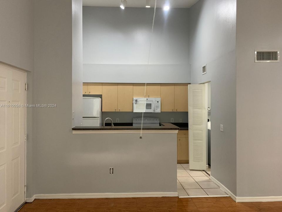 Active With Contract: $1,700 (1 beds, 1 baths, 760 Square Feet)