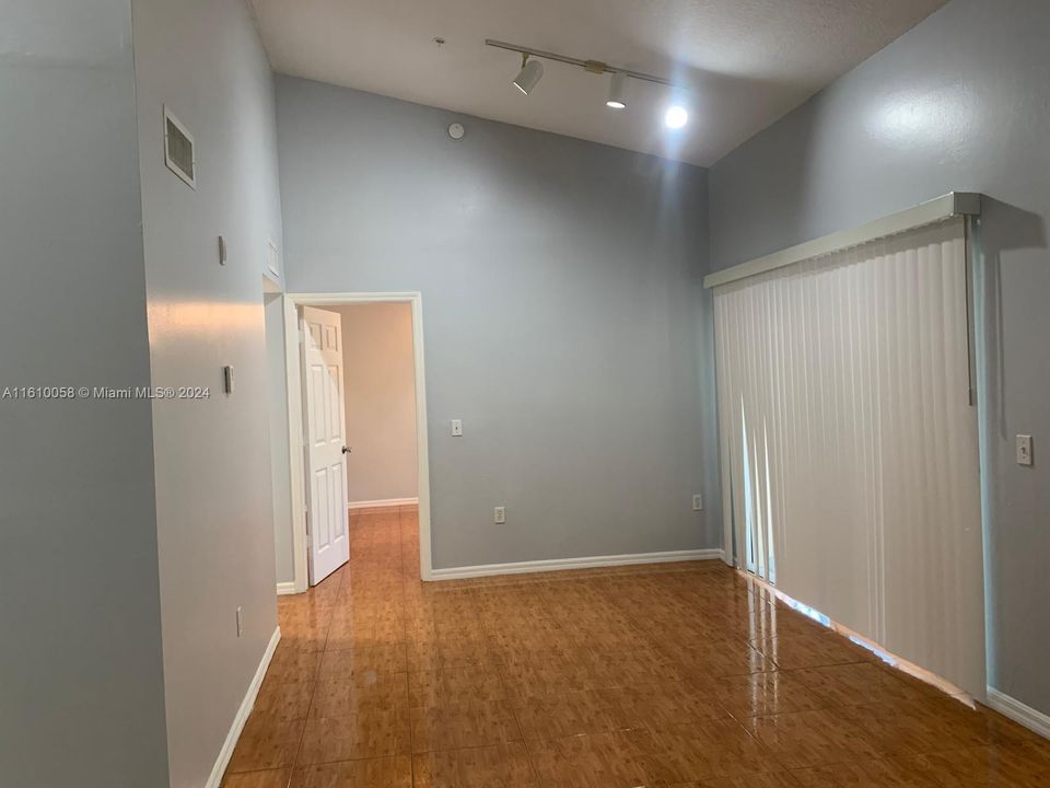 Active With Contract: $1,700 (1 beds, 1 baths, 760 Square Feet)