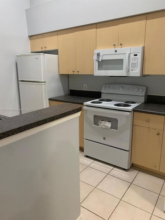 Active With Contract: $1,700 (1 beds, 1 baths, 760 Square Feet)