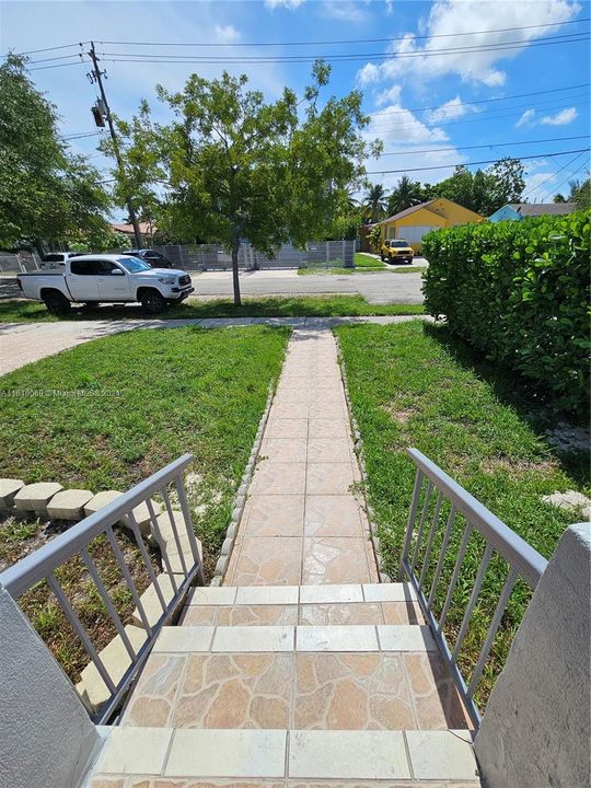 Entrance to sidewalk