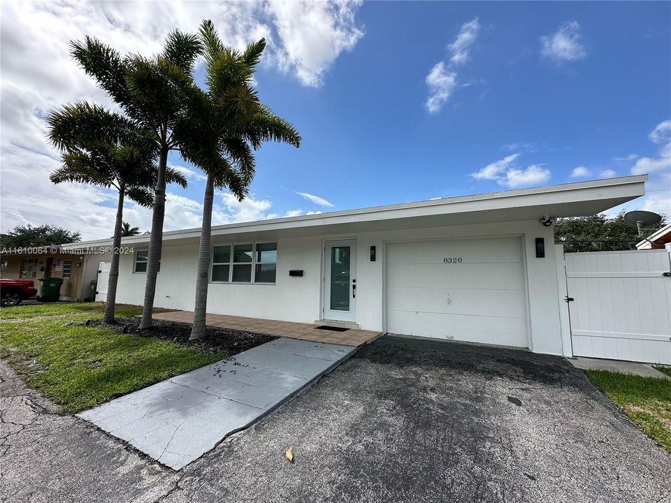 For Sale: $619,000 (3 beds, 2 baths, 897 Square Feet)