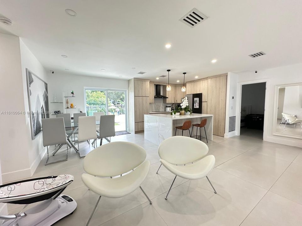 For Sale: $619,000 (3 beds, 2 baths, 897 Square Feet)