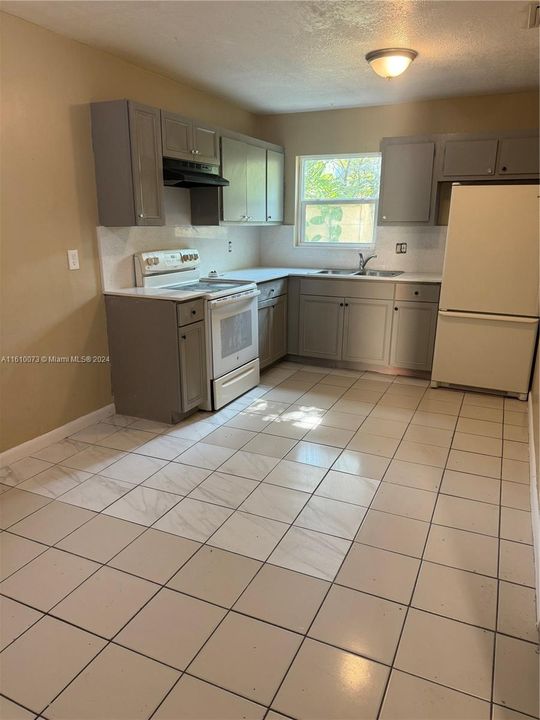 For Rent: $3,150 (4 beds, 2 baths, 3694 Square Feet)