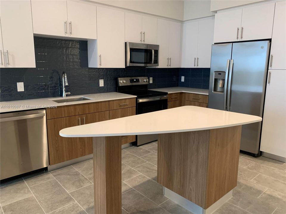 For Rent: $2,224 (1 beds, 1 baths, 777 Square Feet)