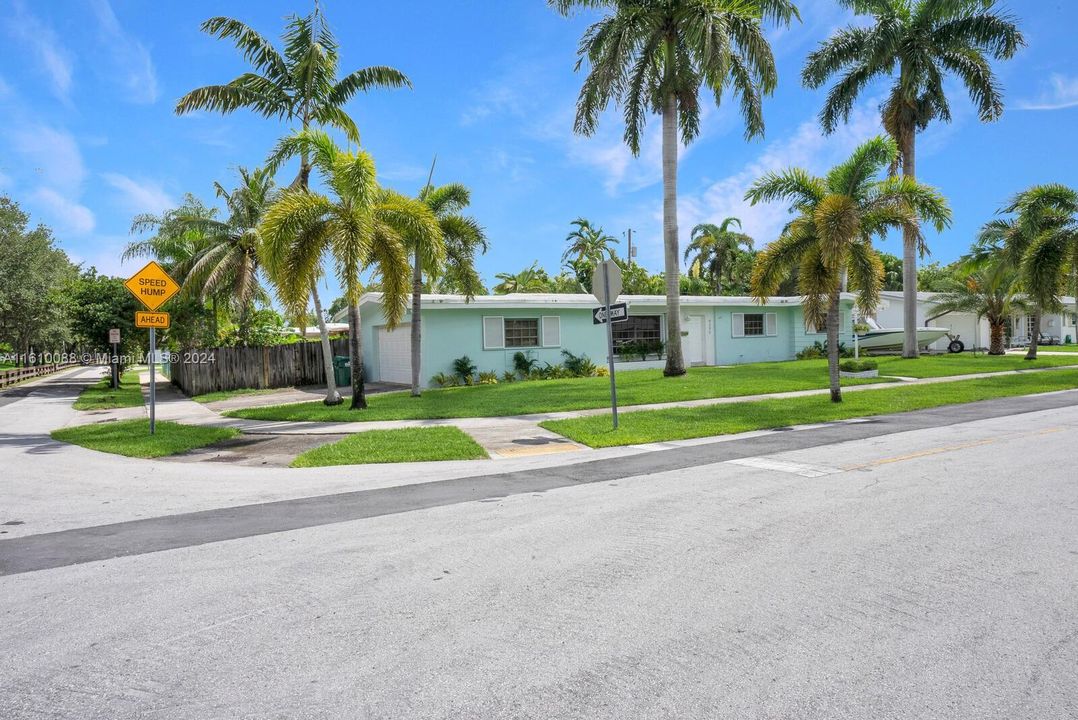 For Sale: $825,000 (3 beds, 2 baths, 1412 Square Feet)