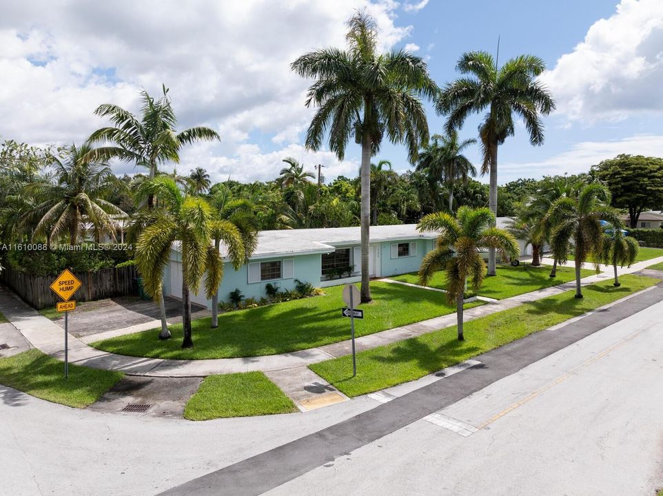 For Sale: $825,000 (3 beds, 2 baths, 1412 Square Feet)