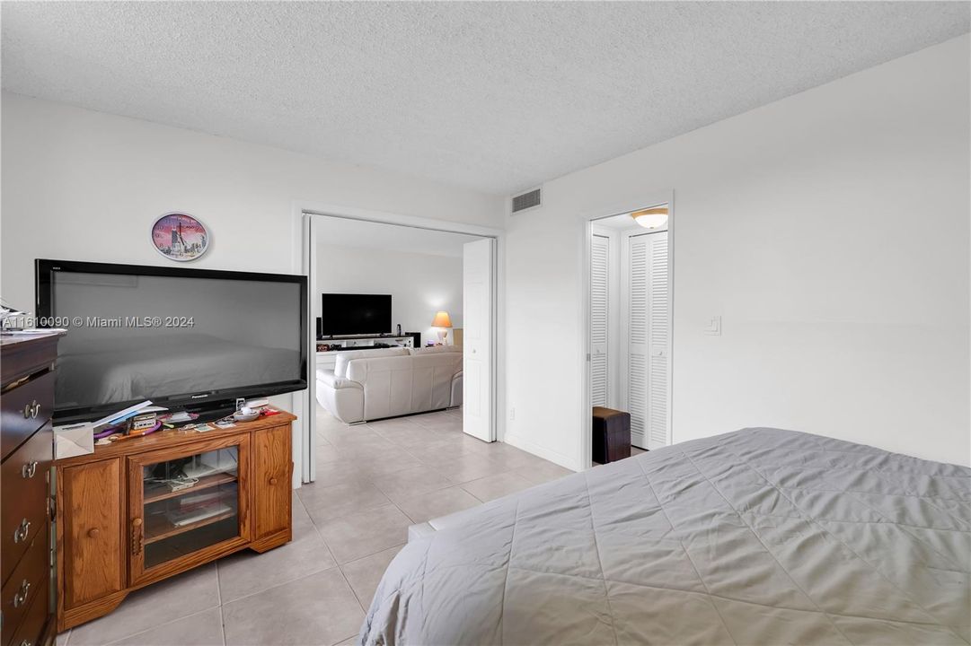 For Sale: $275,000 (2 beds, 2 baths, 1112 Square Feet)