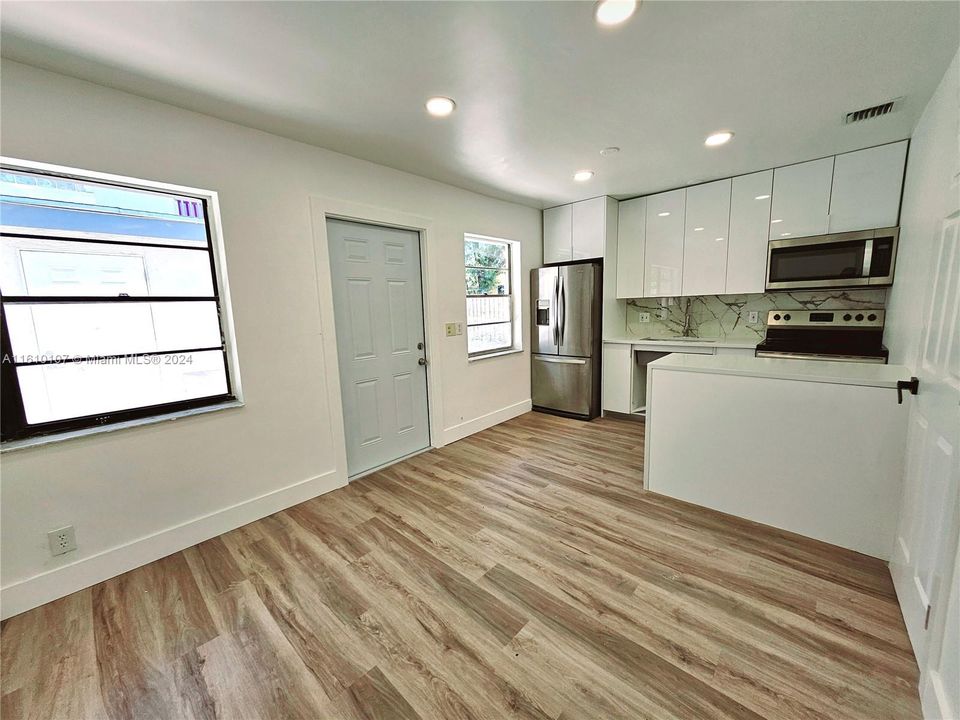 For Rent: $2,300 (2 beds, 1 baths, 2398 Square Feet)