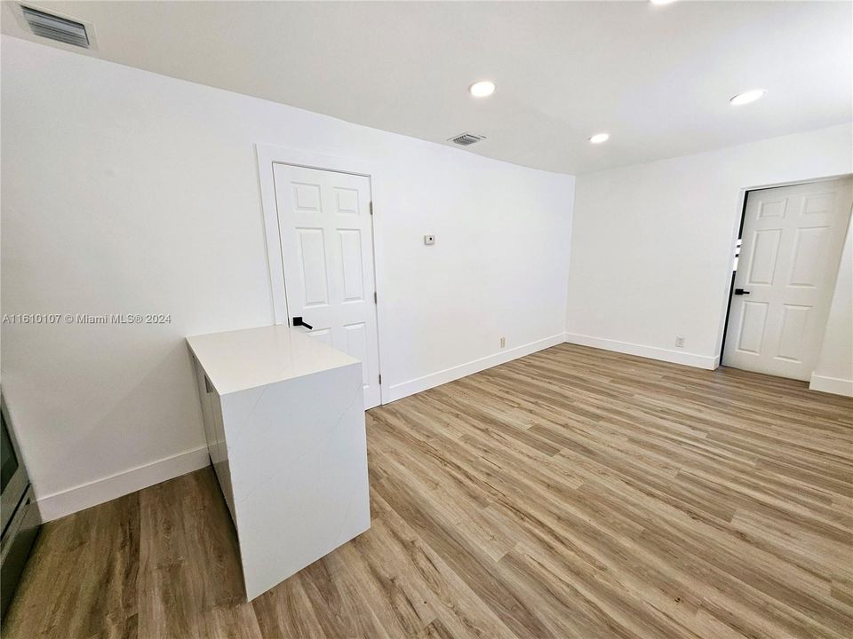 For Rent: $2,300 (2 beds, 1 baths, 2398 Square Feet)