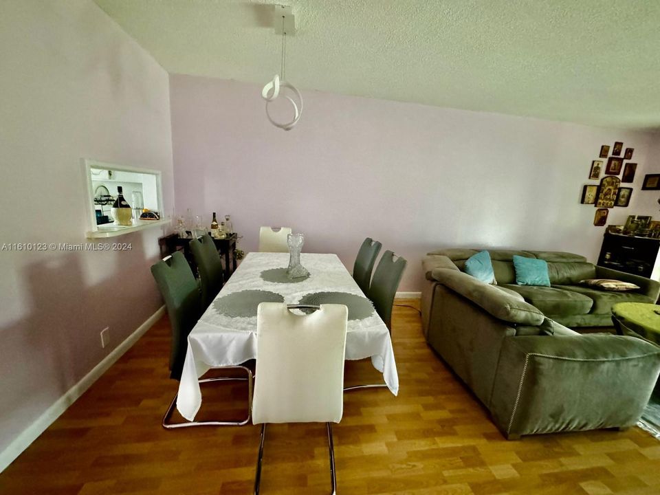 For Sale: $169,000 (1 beds, 1 baths, 775 Square Feet)