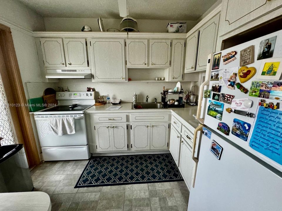 For Sale: $169,000 (1 beds, 1 baths, 775 Square Feet)