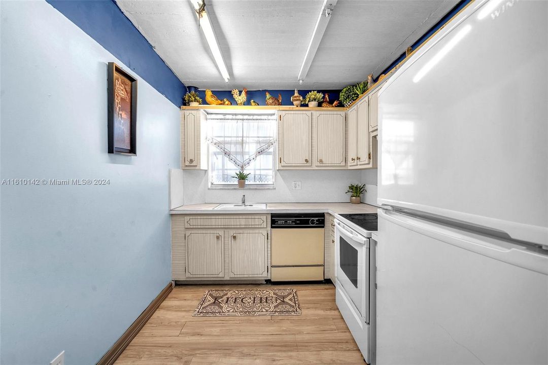 For Sale: $155,000 (1 beds, 1 baths, 740 Square Feet)