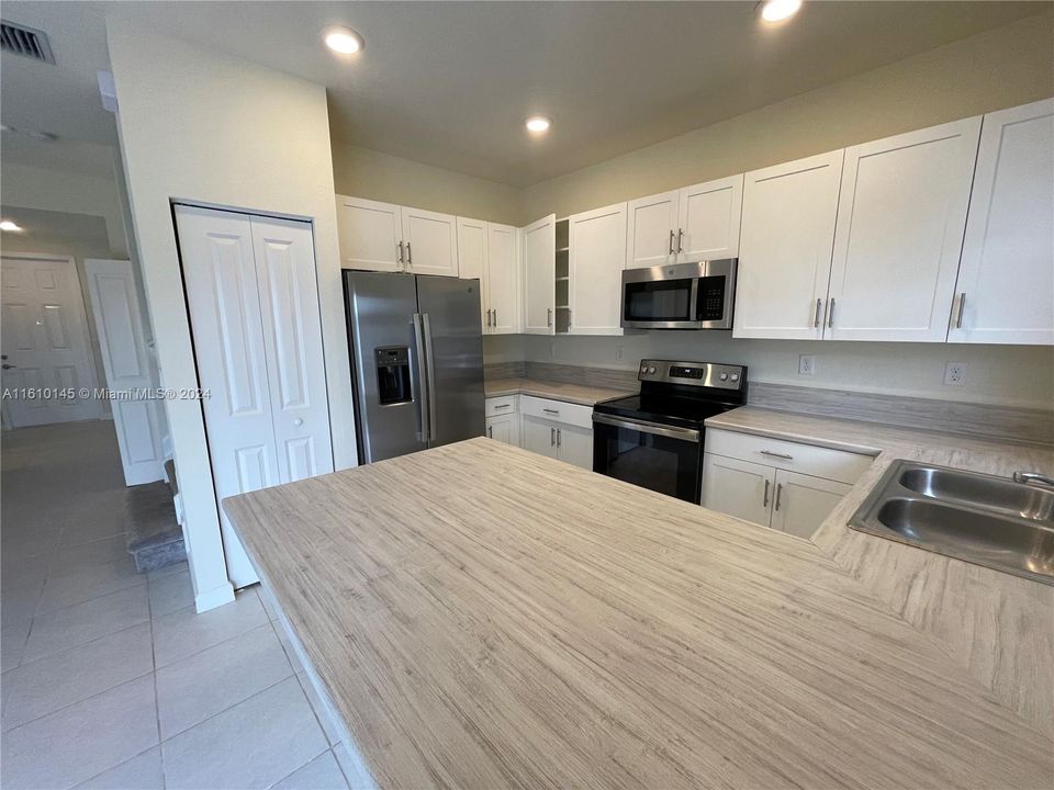 Recently Rented: $3,100 (3 beds, 2 baths, 1483 Square Feet)