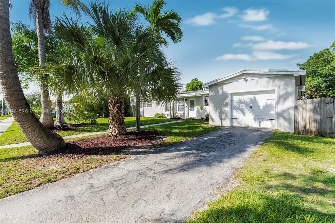 For Sale: $737,000 (3 beds, 2 baths, 1299 Square Feet)