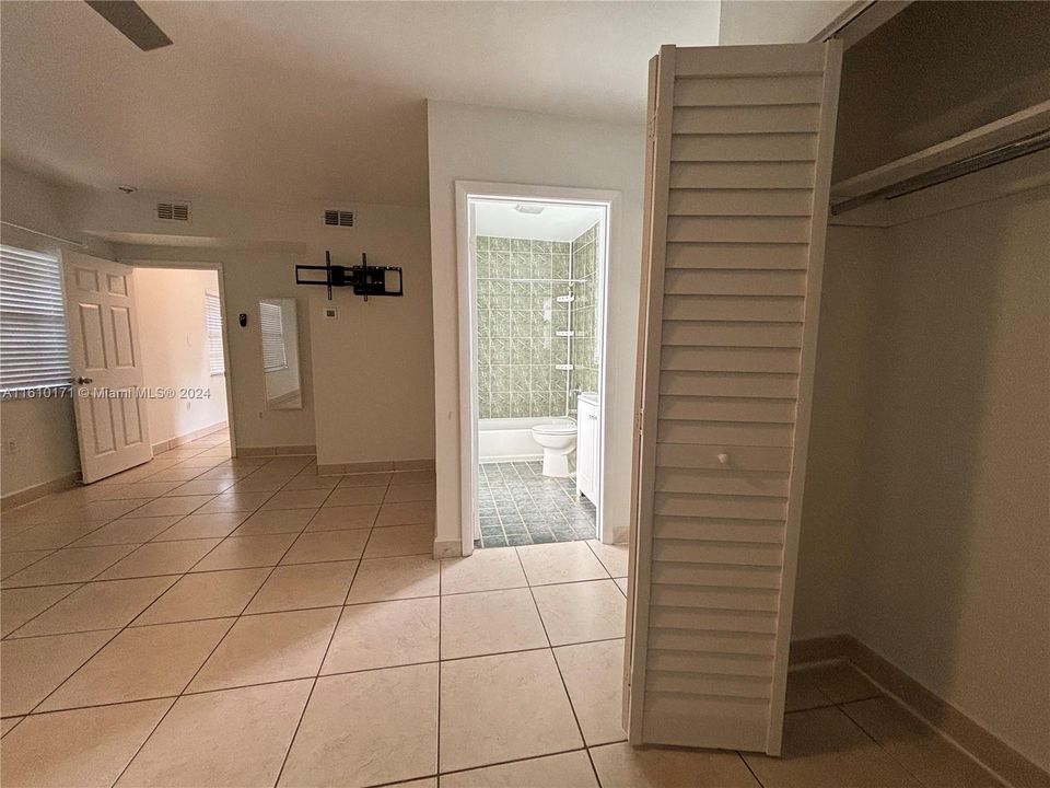 Active With Contract: $1,850 (1 beds, 1 baths, 2031 Square Feet)