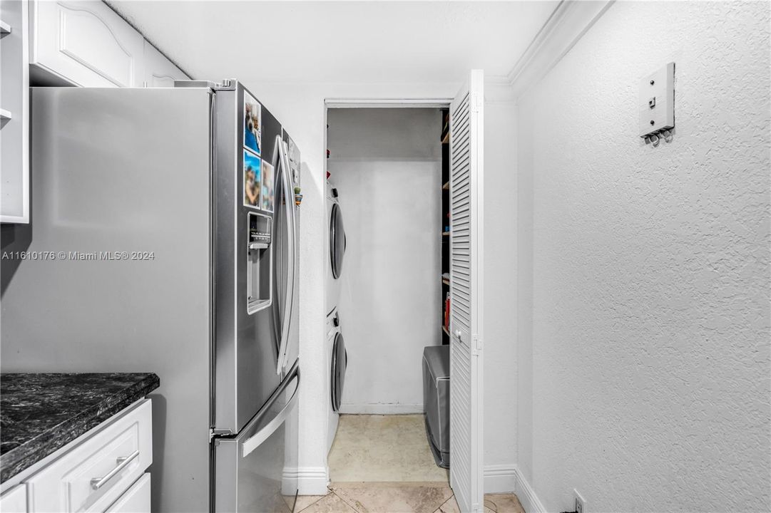 For Sale: $430,000 (1 beds, 1 baths, 682 Square Feet)