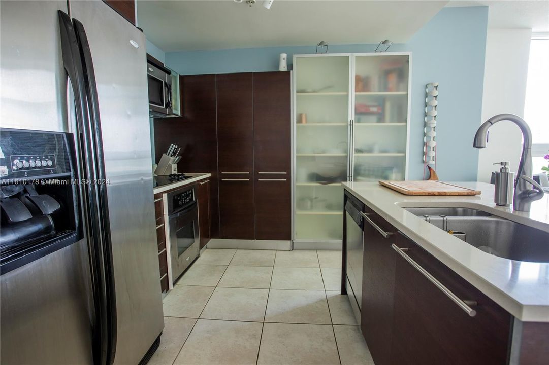 For Rent: $2,900 (1 beds, 1 baths, 794 Square Feet)