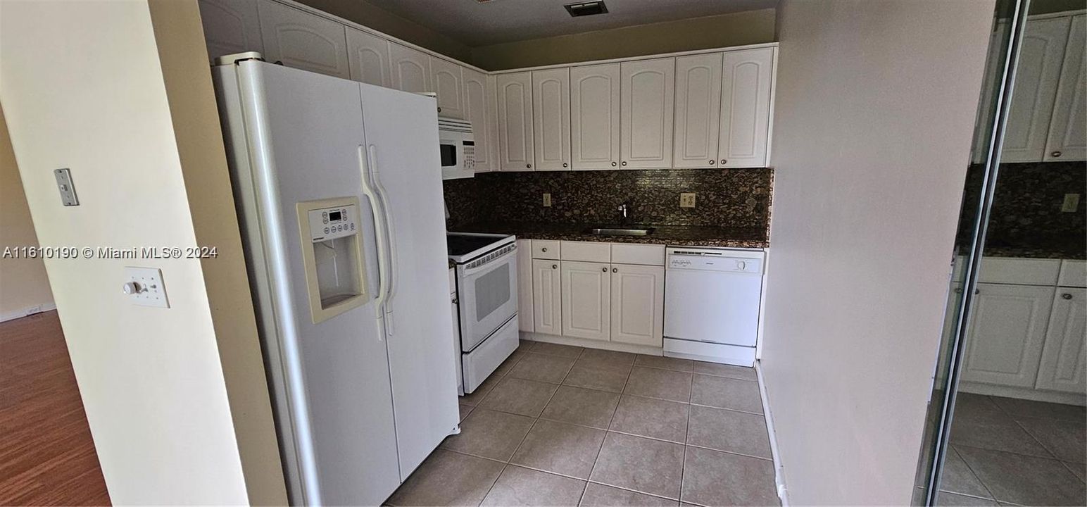 For Rent: $1,900 (2 beds, 2 baths, 1044 Square Feet)