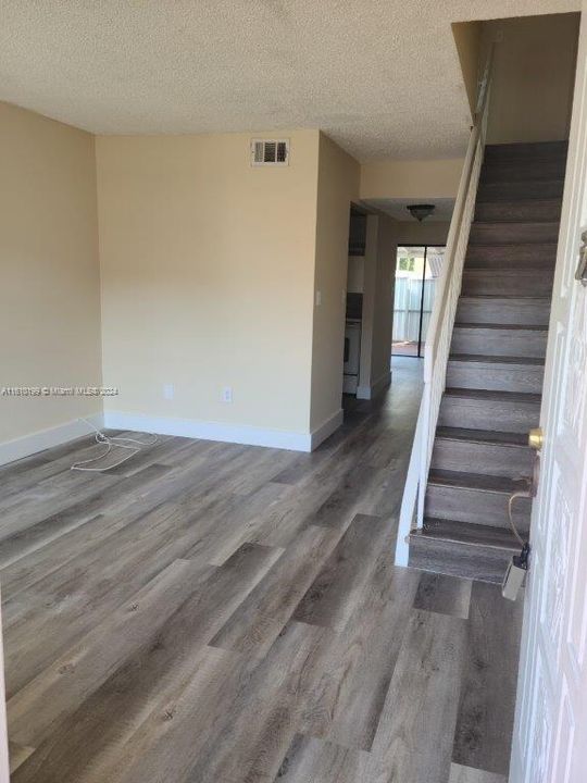 For Rent: $2,500 (2 beds, 1 baths, 828 Square Feet)